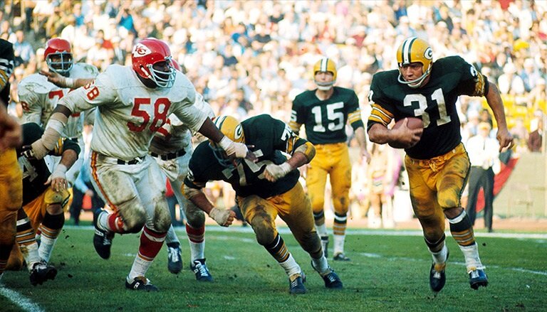 Національному американському футболу не набагато більше ста років. Виникла ця гра з європейського регбі, точніше з того регбі, що його грали в американському Гарвардському коледжі. Тут же в 1873 році відбулася й перша зустріч з американського футболу між командами Гарвардського і Ієльського коледжів, яка до речі, закінчилася справжньою бійкою.