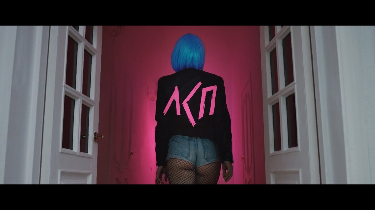 ЛСП - это сценический псевдоним белорусского певца, рэпера и автора песен Олега Савченко и по совместительству музыкальная группа. Олег выпускает песни с 2007 года, всего насчитывается 3 мини-альбома и 4 студийных альбома. Работал в дуэте с Романом Сащенко (Англичанин, 27 апреля 1988 - 30 июля 2017).