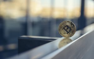 По  словам Томаса Ли, руководителя исследований в Fundstrat Global Advisors  недавнее снижение цены биткоина, скорее всего, является результатом  истечения срока действия фьючерсов на биткоин — сообщает портал  Bloomberg