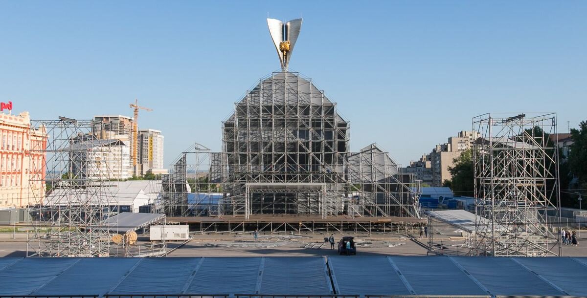 На фото подготовка к открытию фан-зоны. Фотограф: Денис Демков