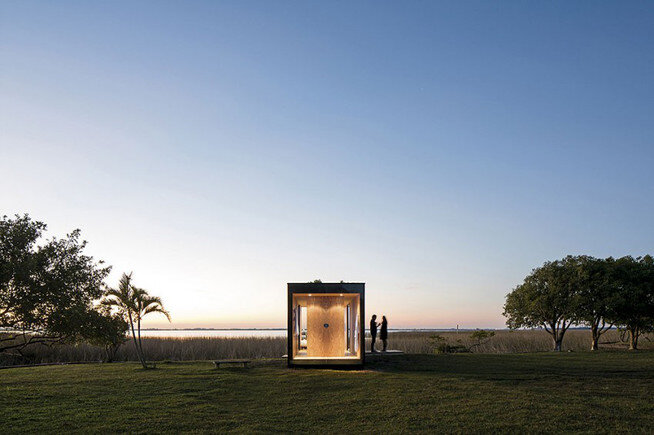 27 квадратных метров - площадь, сопоставимая с площадью квартиры студии. Для дачного участка в 6 соток такого дома может быть вполне достаточно.