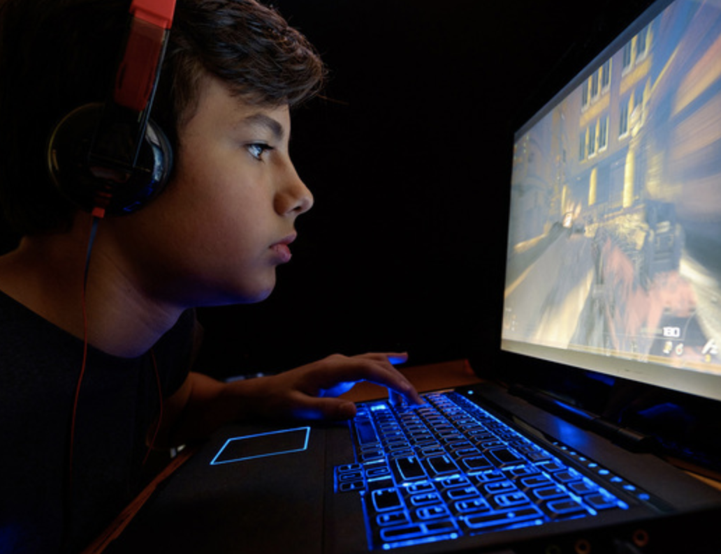 Playing Computer games. Игры на ноутбук для 15 летнего подростка. Красивый мальчик играет за компьютером. Подросток играет в компьютерные игры картинка. Я буду играть в компьютерные игры