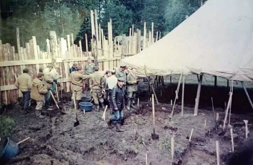 На фотографии раскопки 1991 г.