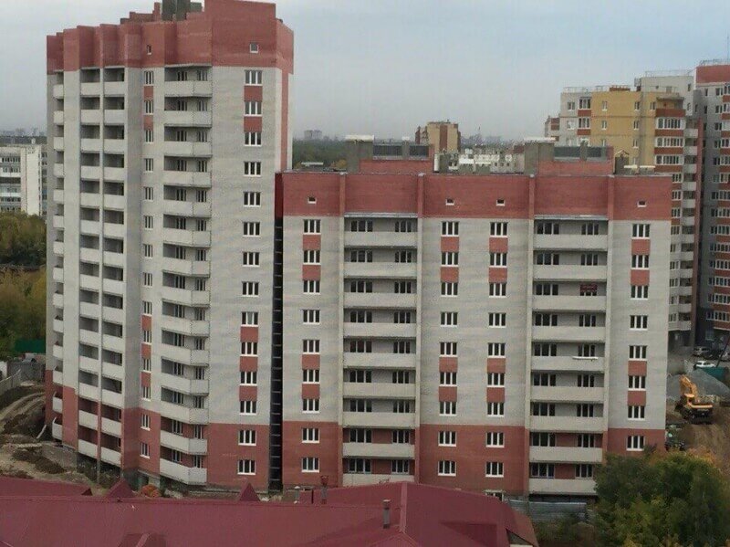 Новостройка в Тюмени накренилась