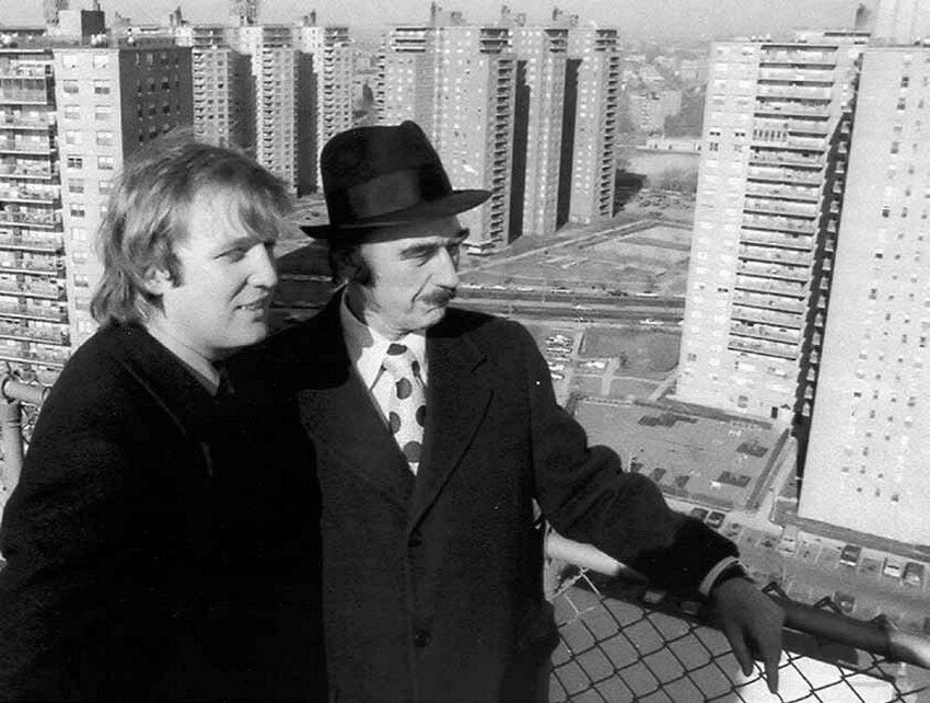 Молодой Трамп с отцов на фоне строющейся его недвижимости