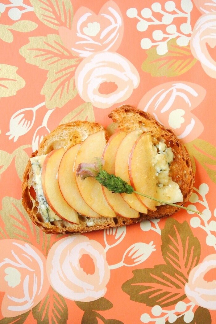 
2. Измельченный авокадо + жаренные тыквенные семечки