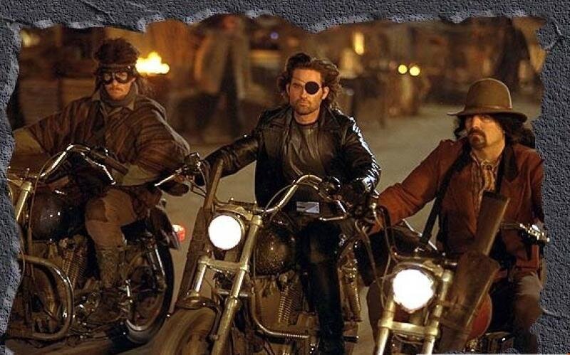 Ёлки-палки, уж лучше бы они в этих декорациях сняли честный спин-офф "Безумного Макса", чем то надругательство над здравым смыслом, которое у них в итоге получилось. 