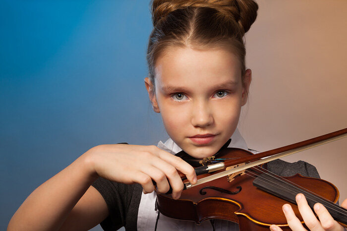  Возможно, у него талант к одному из художественных искусств или к спорту, или он проявляет выдающиеся технические способности, или чрезвычайно хорошо успевает в школе. Иногда у ребёнка может быть очень высокий IQ, но -по ряду причин -он может не успевать в школе.