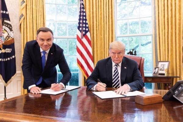 Дуда вполне доволен ролью слуги при грозном Хозяине-Трампе.