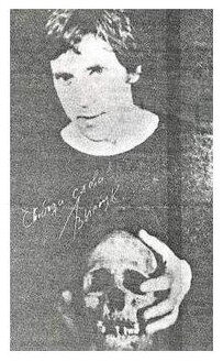 В Болгарию «Таганка» привезла четыре спектакля, из которых Высоцкий участвовал в трёх – «Гамлете», «Десяти днях, которые потрясли мир» и «Добром человеке из Сезуана» (четвёртым был спектакль «А зори здесь тихие»). Все спектакли, – а «Таганка» с 6 по 23 сентября дала пятнадцать представлений, – прошли с огромным успехом. И всё же самым популярным спектаклем был «Гамлет», а самым популярным актёром – Владимир Высоцкий», - восстановил обстоятельства этих первых гастролей журналист Марк Цибульский. 