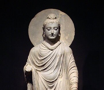 Статуя Будды кушанского периода. Влияние греческих скульпторов здесь достаточно очевидно.