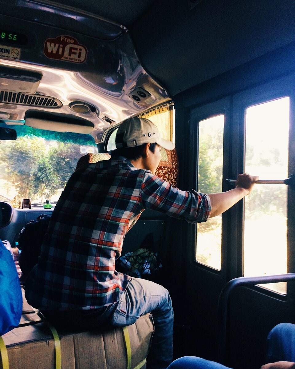 Кондуктор за работой (высматривает пассажиров)