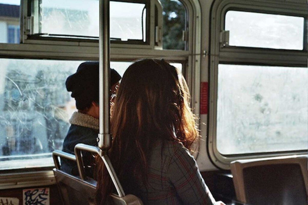 в автобусе ехали мужчины и женщины. автобус. человек в окне автобуса. в автобусе ехали мужчины и женщины. девушка в троллейбусе.