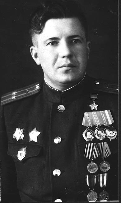 Гвардии подполковник артиллерии Загрядский Иван Иванович. Герой Советского Союза. Награжден двумя орденами Ленина, орденом Красного Знамени, орденом Суворова III степени, орденом Отечественной войны I степени, медалями "За победу над Германией" и "За взятие Берлина",  иностранными медалями.

19 января 1944 года гвардии майор Загрядский, заместитель командира 322-го Гвардейского истребительно-противотанкового артиллерийского полка (8-я Гвардейская истребительно - противотанковая артиллерийская бригада, 40-я армия, 1-й Украинский фронт), проводя ночную разведку, обнаружил в районе села Цибулев (Черкасская область) на стыке соединений, скопление БТР с пехотой противника. Огнём батарей были подбиты и сожжены пять БТР и захвачено знамя врага.  Звание ГСС присвоено 27 июня 1945 года.

После войны продолжал службу в армии. В 1951 году окончил Военную академию имени Фрунзе. Кандидат военных наук, доцент. С 1970 года генерал-майор Загрядский находился в отставке. Скончался 18 января 1986 года.

Снимок выполнен предположительно в 1946-48 годах.