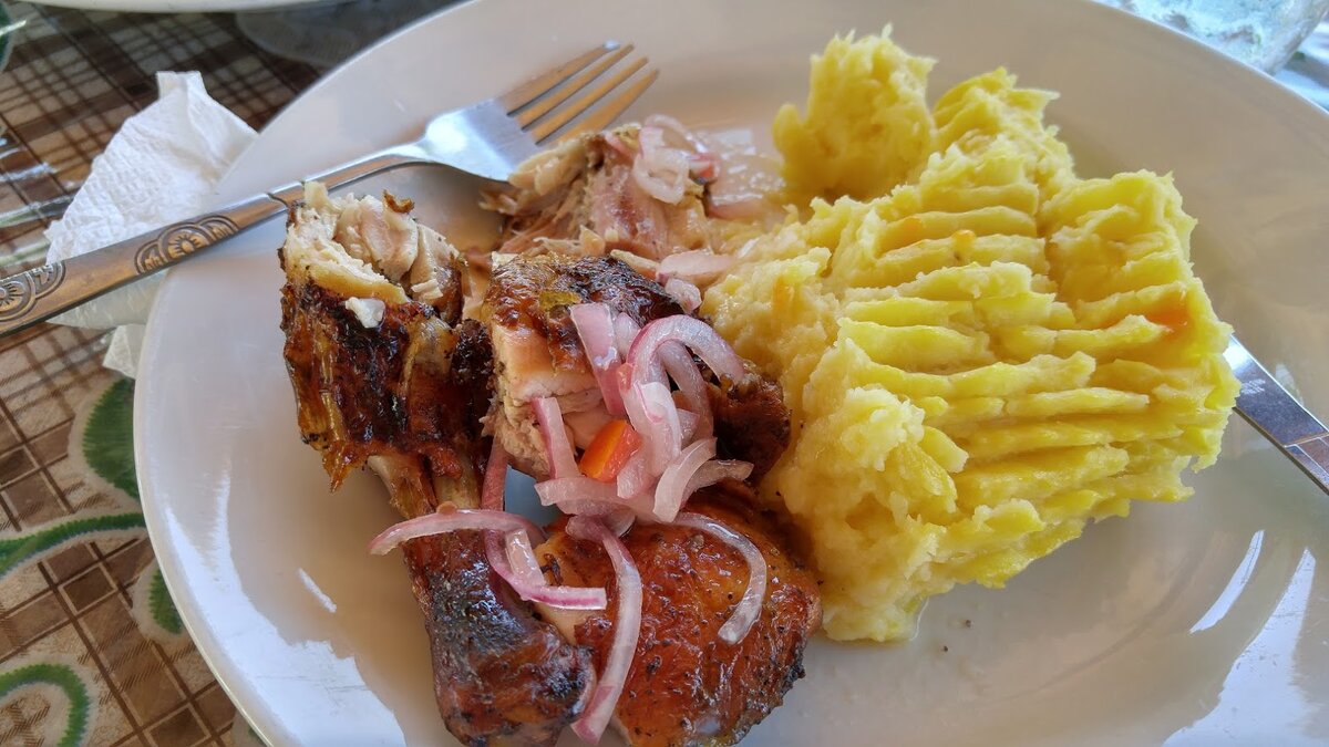 пюре из картошки и печёная на углях курочка...