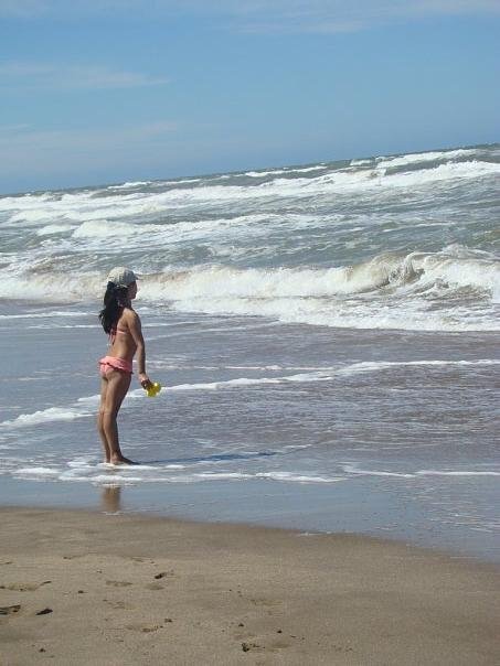 Фотография моя. Девочка и океан. Аргентина 2010.