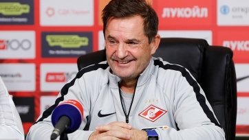 Фото: spartak.com«Я с руководством это не обсуждал. Но меня это не тревожит. Можете не сомневаться, о долгосрочном контракте не мечтаю, за нынешнее место не держусь. Думаю только о предстоящем матче», - приводит слова испанского тренера пресс-служба «Спартака».
