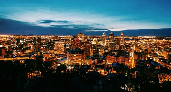 Путешествовать в северном направлении по американскому континенту нужно летом. В Вашингтоне в это время жара обычно стоит такая, что сидишь целыми днями под кондиционером и глушишь ледяную воду, а вот в Монреале ночи прохладные, и днем солнышко греет приятно и ненавязчиво. Прочувствовав радости такого температурного режима два года назад в Торонто, я решила наконец-то попасть в Квебек.  