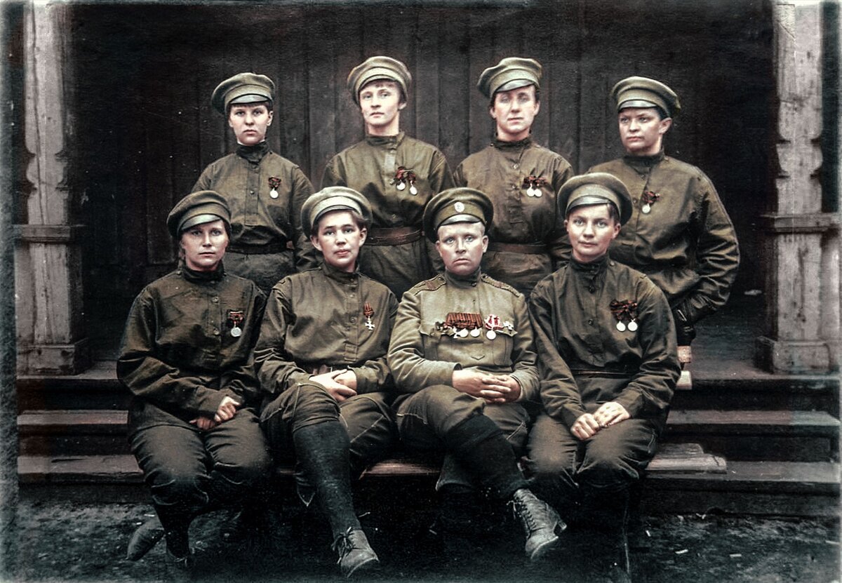 Бойцы женского батальона смерти, нижний ряд вторая справа - Мария Бочкарева