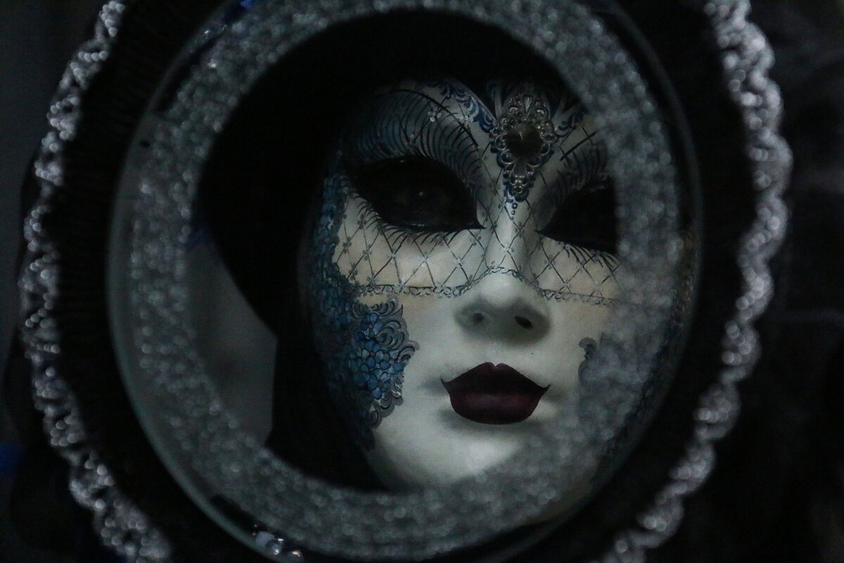 https://pixabay.com/ru/карнавал-брюгге-маска-маскировка-3084572/