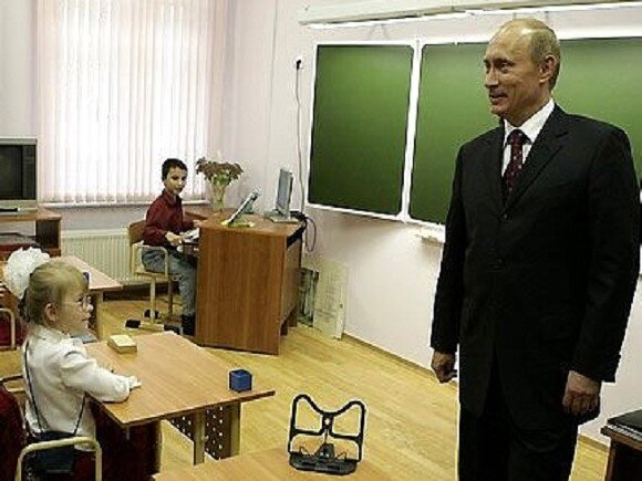 В 2006 году «Динамику» посетил Владимир Путин: тогда из резервного фонда Президента школе выделили деньги на три автобуса. Источник: kremlin