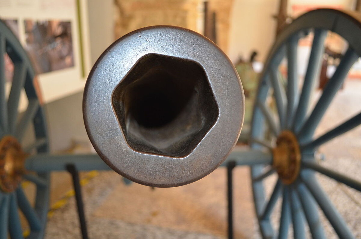 Да, на фото старая пушка Уитворта, просто на ней хорошо виден ствол. Полигональная нарезка используется и на современном оружии.