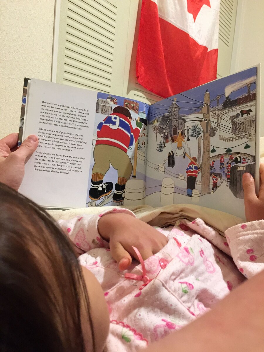 Рэнди из Канады, читает книгу своей дочери.