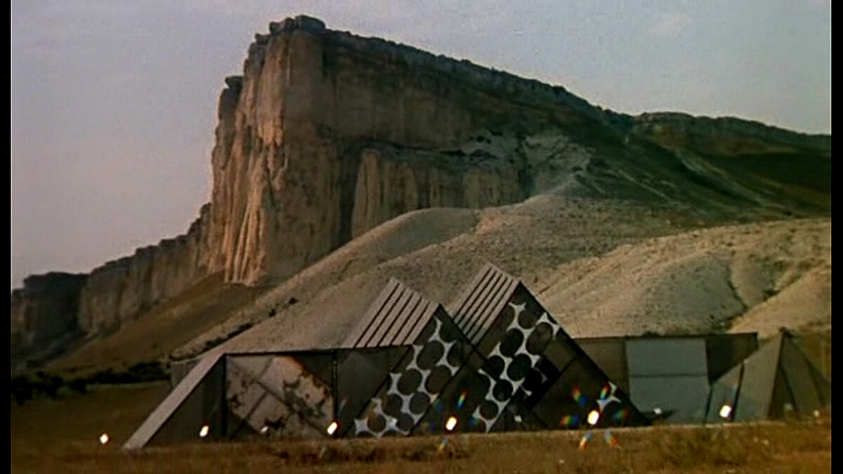 Лагерь земных астронавтов у подножия скалы