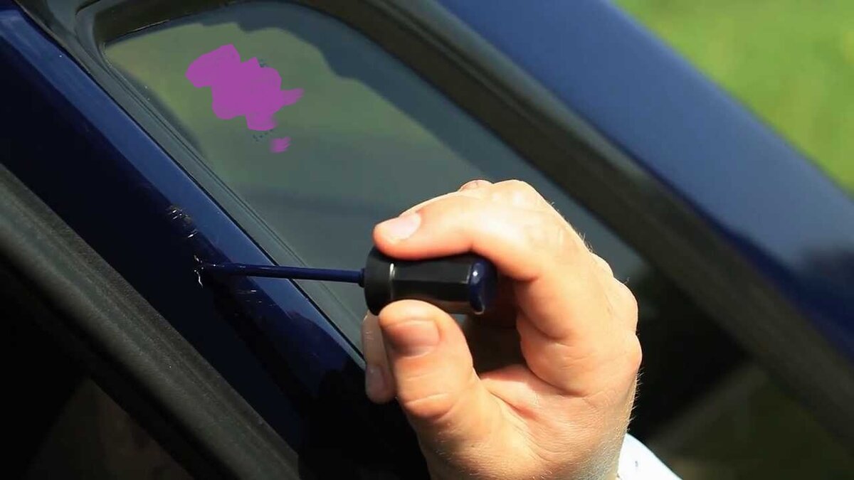 Как с пользой применяют лак для ногтей в машине, два способа