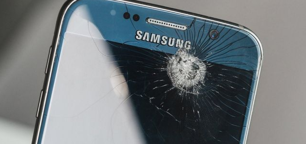 В 21 веке с телефоном ломается вся жизнь человека. Поэтому, когда такое происходит, ты готов заплатить любые деньги, чтобы он быстрее занял свое почетное место у тебя в руке. А так как ты еще и не очень много понимаешь во внутренностях смартфона, обмануть тебя проще простого.