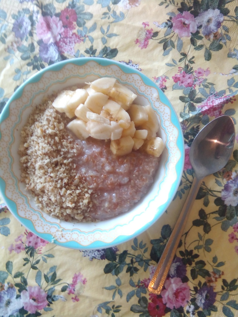 Наш стандартный завтрак - тут пшеничная каша с бананом и орехами. На фотографии - моя порция, у супруга она немного больше.