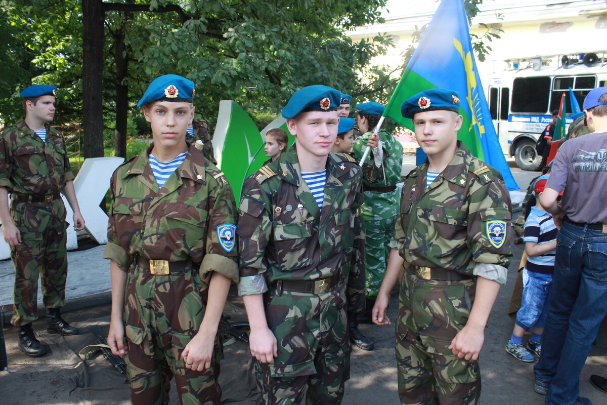 Эти парни будут получать военную пенсию в размере 100%. При условии что свяжут жизнь с ВС РФ.