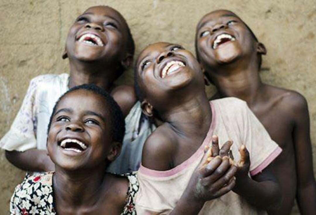 По мнению ученых, заразные приступы смеха в Танзании отражали социальные проблемы общества