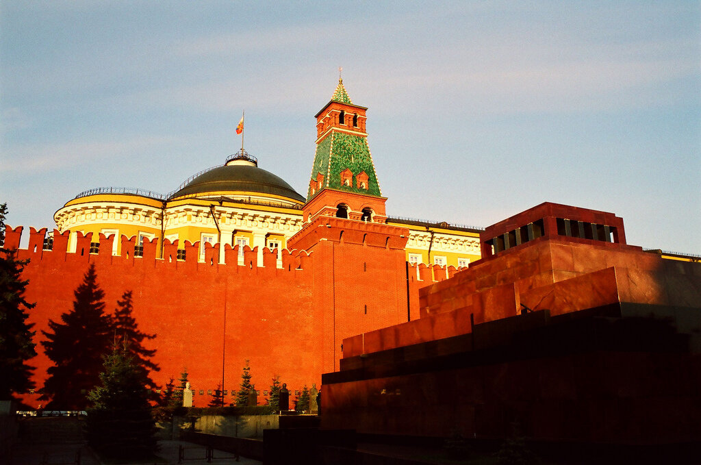 Москвы Кремля,музей,мавзолей. Кремлевская башня и мавзолей. Кремлевские стены, мавзолей фото. Флаги у мавзолея.