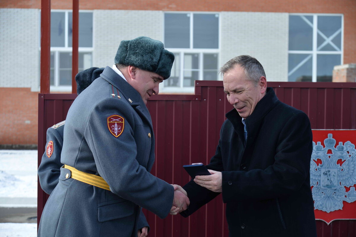 Директор Ростовской АЭС Андрей Сальников вручает командиру войсковой части 3504 Вячеславу Печеневскому серебряную медаль Концерна «Росэнергоатом» «За заслуги в повышении безопасности атомных станций»