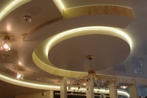 Многоуровневый потолок из гипсокартона с подсветкой: как сделать своими руками, монтаж