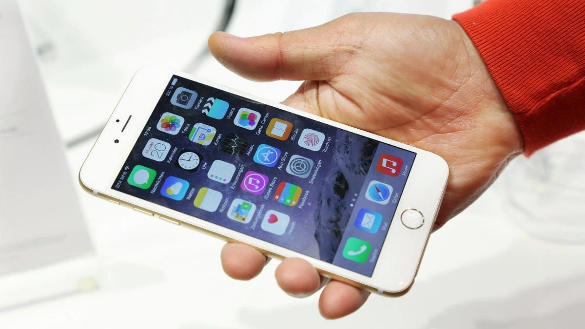 Дизайн. Эра такого дизайна уже прошла. В этом году Apple выпустила три модели в стиле iPhone X. Так что можем забыть про рамки и кнопку Home.
iPhone 6 Plus: вид спереди
Теперь рулит безрамочность и iPhone 6 уже можно отнести к классике. Ходить с ним не стыдно, но это уже устаревший дизайн.

Спасти ситуацию может чехол, ведь спереди смартфон просто идентичный с iPhone 7 и iPhone 8. Выдает только одна камера сзади.