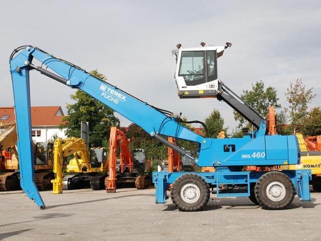 Каждый предприниматель желает, чтобы у него в арсенале было только самое лучшее специализированное оборудование. Спецтехника, а точнее перегружатели, стали пользоваться спросом уже достаточно давно. Эта техника позволяет не только перемещать лес с места на место, но и другие материалы. По сути, это настоящие универсальные помощники, которые помогают многим предпринимателям. Модель FUCHS MHL 460 не является исключением из правил. Она выпускается уже достаточно давно, но по-прежнему не имеет конкурентов, так как ее характеристики действительно находятся на высоком уровне прогресса. Если вам необходимы запчасти для перегружателей FUCHS в Якутске, то взгляните на детали нашего ресурса. Мы предлагаем всем желающим купить запчасти для перегружателей FUCHS в Новосибирске по самой выгодной цене. Если есть желание, то можно заказать запчасти для перегружателей FUCHS в нашем магазине. 
Основные параметры и характеристики

Здесь используется шестицилиндровый турбодизельный двигатель, который способен развивать мощность в 165 кВт. Вполне достаточно этих параметров для передвижения по дорогам нашей страны со скоростью 20 км/ч. Да, не фантастические показатели, но у конкурентов они еще менее впечатляющие. Топливный бак имеет объем 350 литров. Этого вполне достаточно для долгой эксплуатации даже в самых сложных условиях. По уровню комфорта данная спецтехника идет впереди планеты всей. на экскаватор установлена гидрообъемная трансмиссия последнего поколения. Здесь нет никаких механических ступеней, с которыми часто возникают проблемы в ходе эксплуатации. Радиус поворота составляет целых 9,5 метра. Геометрические параметры грейфера могут быть различными. Все зависит от того, о каких именно работах идет речь. В качестве устройства для останова используется гидравлический тормоз. Он зарекомендовал себя с самой лучшей стороны в любых условиях эксплуатации. Даже в суровые морозы он сохраняет свои эксплуатационные характеристики.