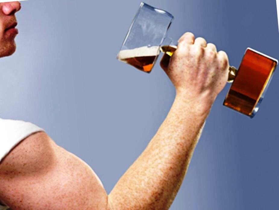Почему спортсмены пьют. Спортсмен с пивом. Спортсмен пьет. Спортсмену надо пить.