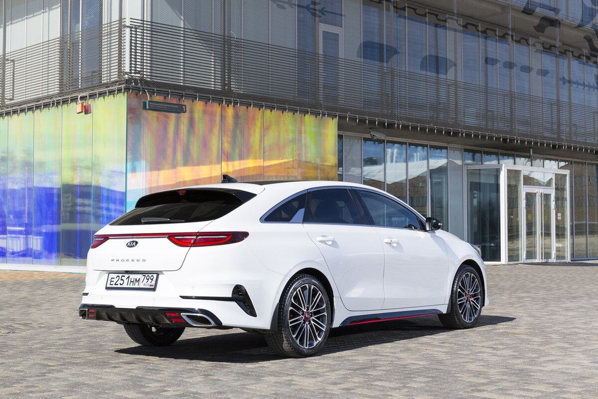 Kia ProСeed на 38 мм ниже Ceed SW и на пять миллиметров длиннее за счёт оригинальных бамперов. Задняя стойка скошена под углом 64° против 51° у Ceed SW.