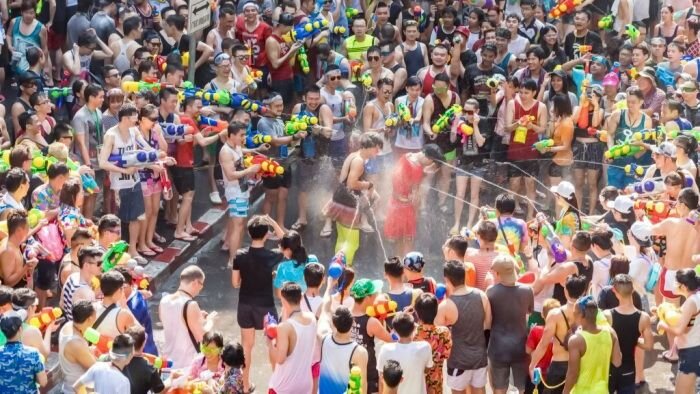 Сонгкран — саме так називається тайський Новий рік, який святкували цього року з 13 по 16 квітня. Є думка, що це свято було запозичене з індійської культури. Його назва в перекладі означає щось на кшталт "свято + поливати". Так-так, саме в ці дні вважається хорошим тоном не тільки поливати водою зображення Будди, але і всіх, кого ви бачите навколо себе. Крім води також використовується крейда, якою мажуть один-одному обличчя в знак побажання удачі.