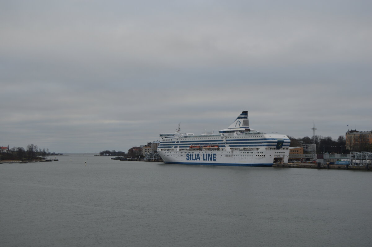 Круизный паром Силья Лайн останавливается напротив Викинга, на другой стороне залива. Фото Сергея Кудрявцева