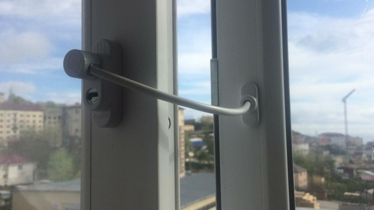 Установленный ограничитель в действии. Пишут, что выдерживает 500 кг, но думаю сама рама окна столько не выдержит. 