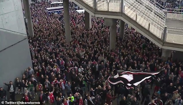 Болельщики Аякса выкрикивали имя Де Йонга, сердечно прощаясь с ним на домашнем стадионе Аякса