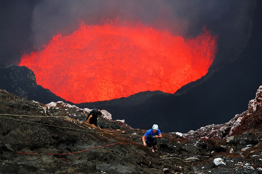 Вопреки известных представлений вулкан не всегда выглядит. Вулкан кратер жерло. Вулкан Ирасу. Жерло вулкана Везувий.