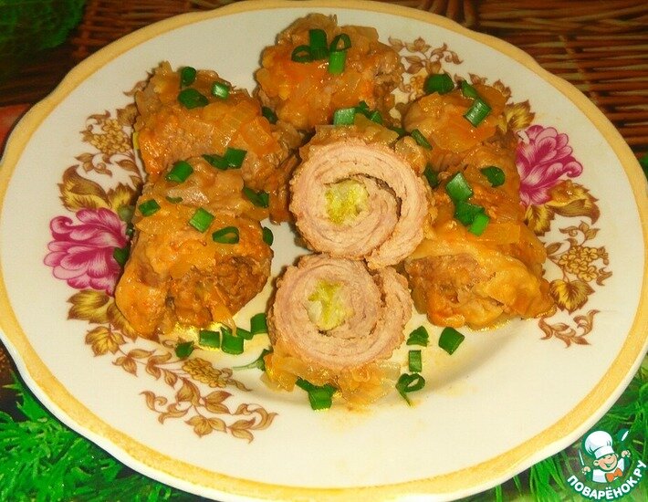 Крученики - блюдо украинской кухни. Подают их горячими как основное блюдо, с любым гарниром. Чаще всего подобные крученики или мясные рулетики видела с начинкой в виде тушеной или квашеной капусты. У меня вариант начинки будет молодая капуста (сырая).