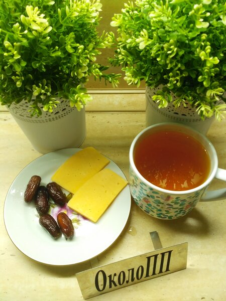 Полдник: сыр, финики и чай