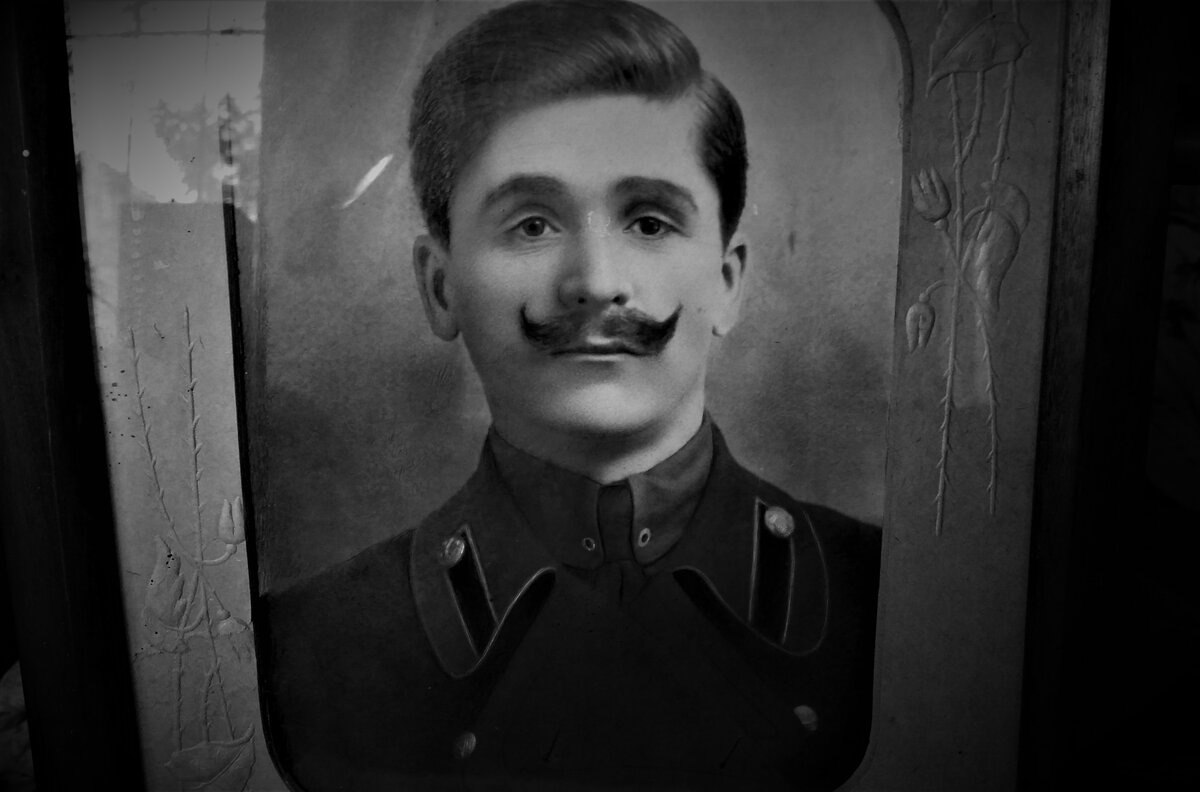 Молодой Николай Иванович, недавно зачисленный в железнодорожное депо