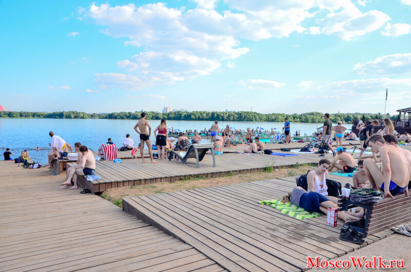 Где искупаться в москве 2024. Пляж Строгино (Строгинский пляж). Пляж Строгино 2018. Пляж берег Строгино. Места для купания в Москве 2024.