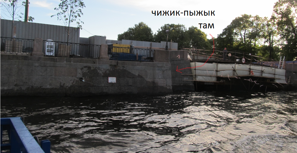 Не успел заснять, проплыли мимо, там за углом 11 см. памятник известной птичке